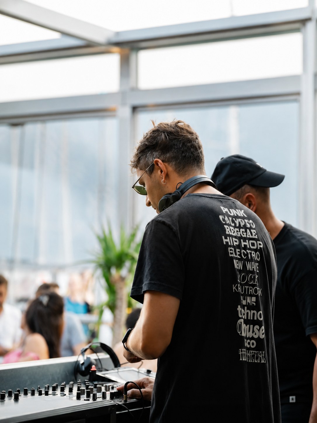 DJ set al Sailing Bar con vista sul porto di Riva del Garda
